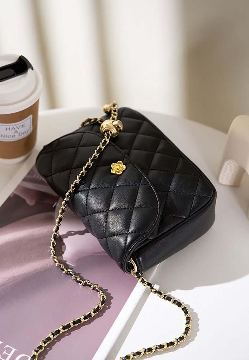 優雅時尚‧經典菱格繡線高級牛皮精緻質感金色花朵配飾小香風鏈條金球單肩小方包 優雅時尚‧經典菱格繡線高級牛皮精緻質感金色花朵配飾小香風鏈條金球單肩小方包